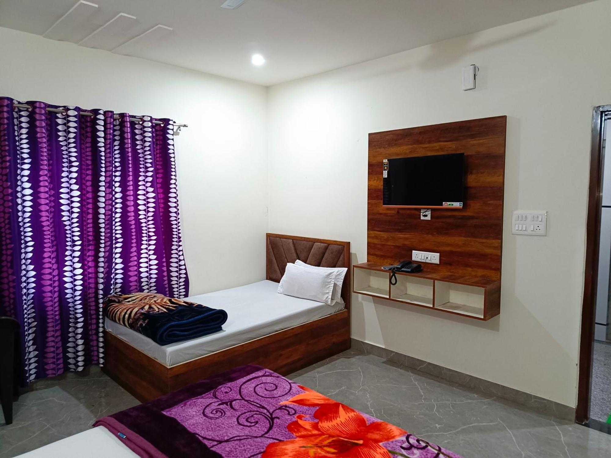 马图拉 Shri Girraj Residency酒店 外观 照片