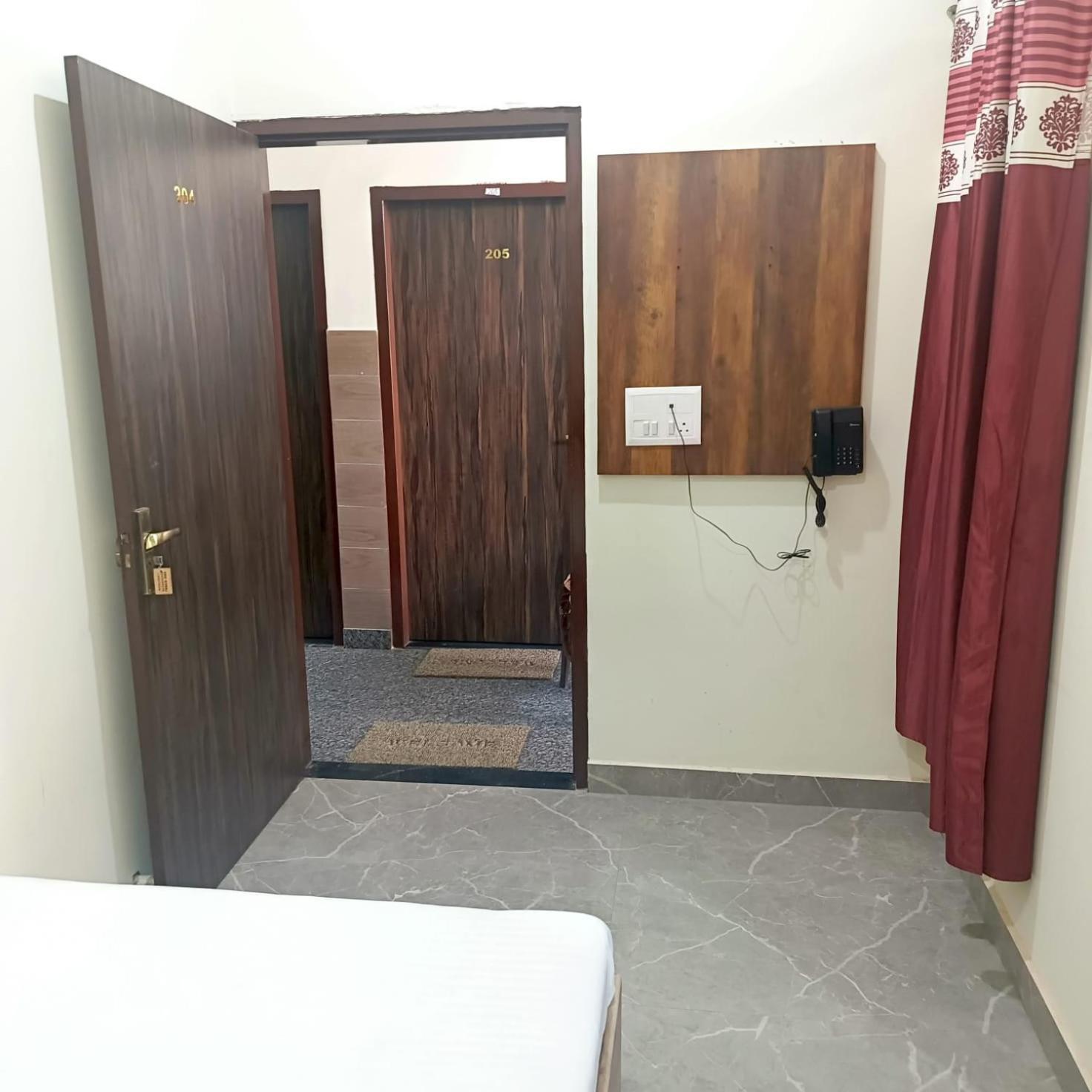 马图拉 Shri Girraj Residency酒店 外观 照片